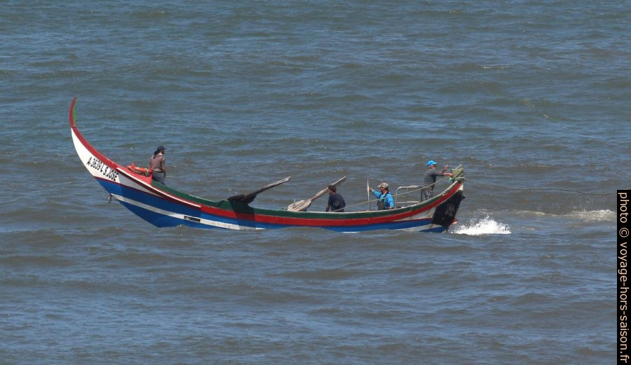 La barque de pêcheurs S. José tire la corde derrière soi. Photo © André M. Winter