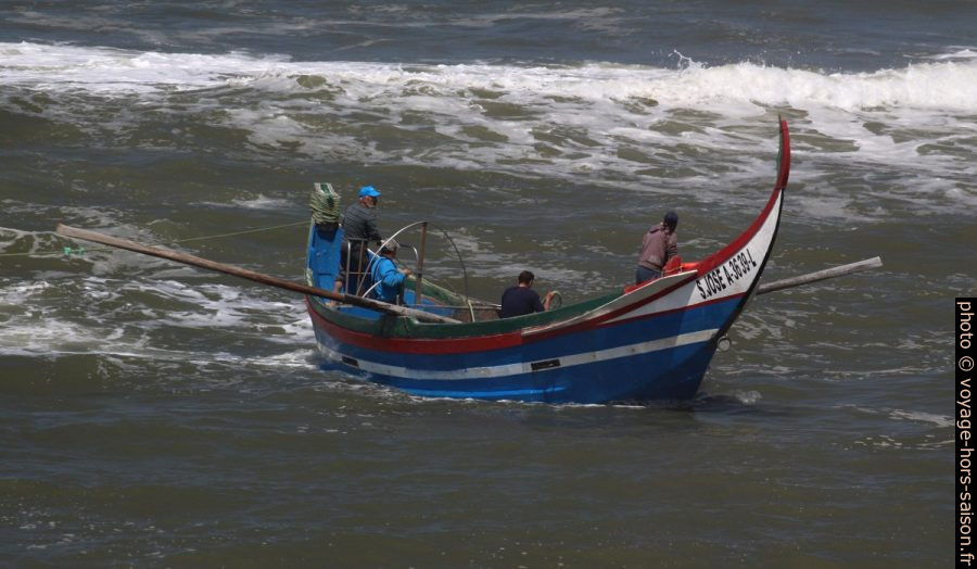 Barque de pêcheurs S. José en train de rentrer à la Praia de Mira. Photo © André M. Winter
