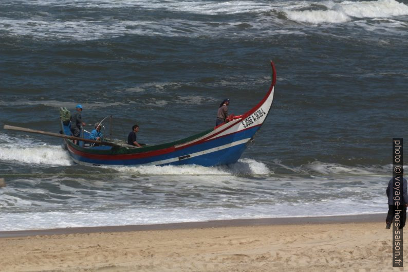 Barque de pêcheurs S. José avant d'aborder à la Praia de Mira. Photo © André M. Winter