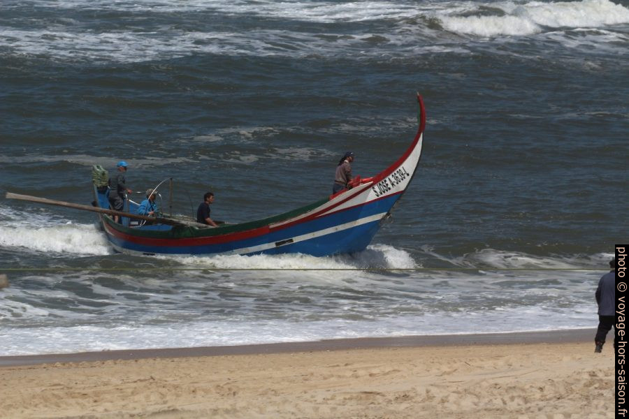 Barque de pêcheurs S. José avant d'aborder à la Praia de Mira. Photo © André M. Winter