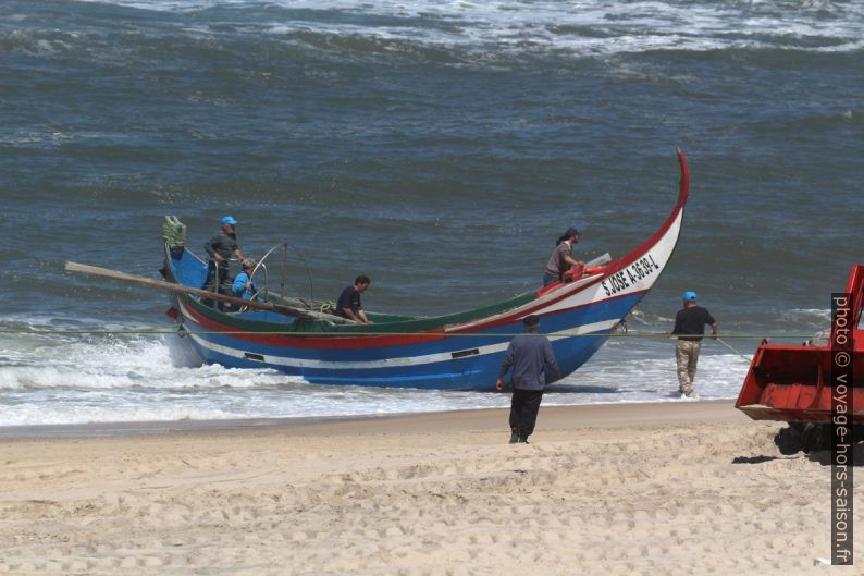 La barque de pêcheurs S. José a touché la Praia de Mira. Photo © André M. Winter