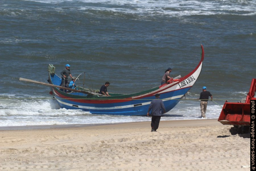 La barque de pêcheurs S. José a touché la Praia de Mira. Photo © André M. Winter
