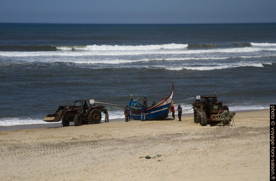 Un bateau traditionnel prêt à être tiré par un tracteur. Photo © André M. Winter