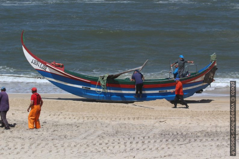 La barque de pêcheurs S. José tirée sur la plage de Mira. Photo © André M. Winter