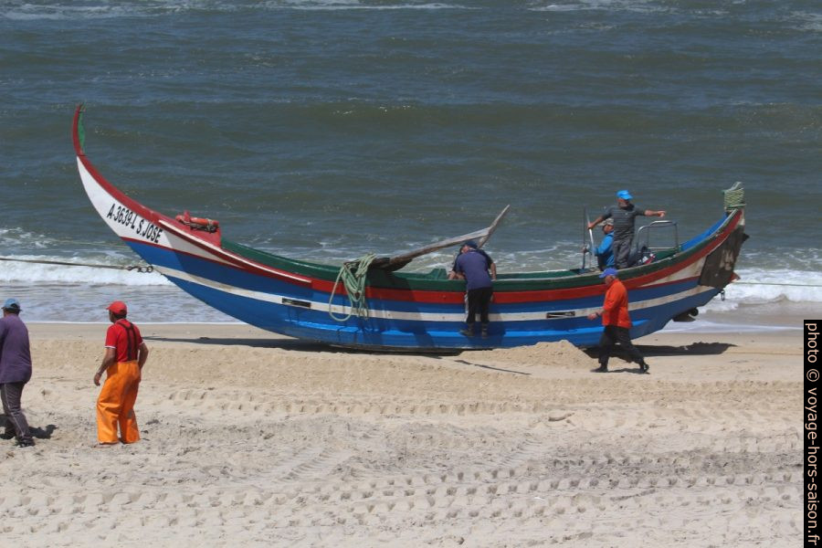 La barque de pêcheurs S. José tirée sur la plage de Mira. Photo © André M. Winter