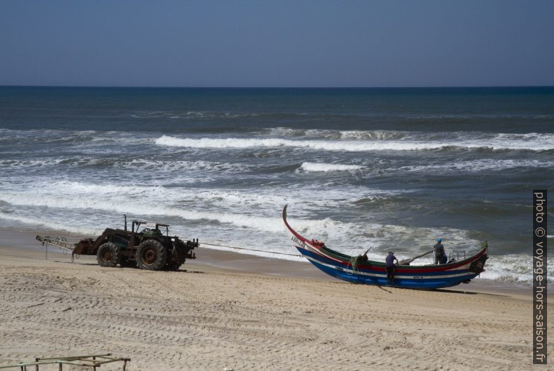 Le bateau de pêche traditionnel S. Jose tiré par un tracteur sur la plage. Photo © André M. Winter