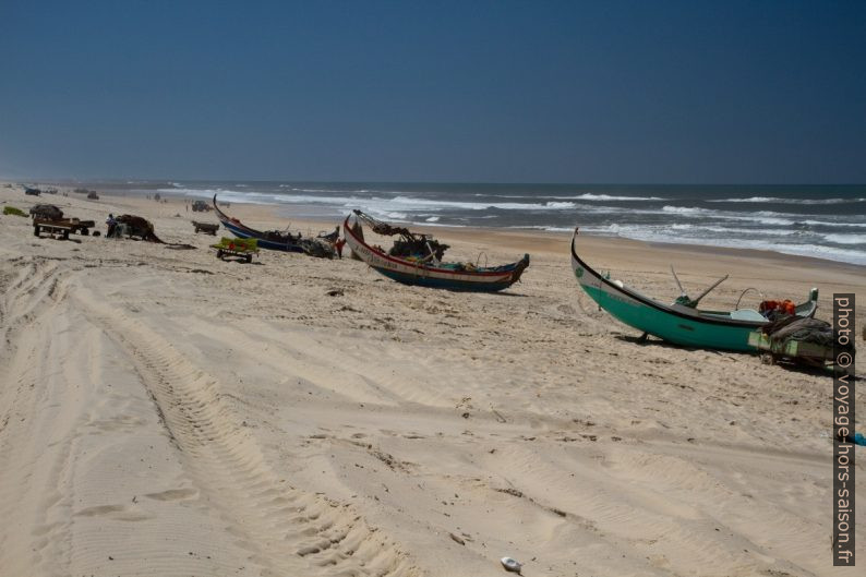 Trois bateaux de pêche xávega à la Praia de Mira. Photo © Alex Medwedeff
