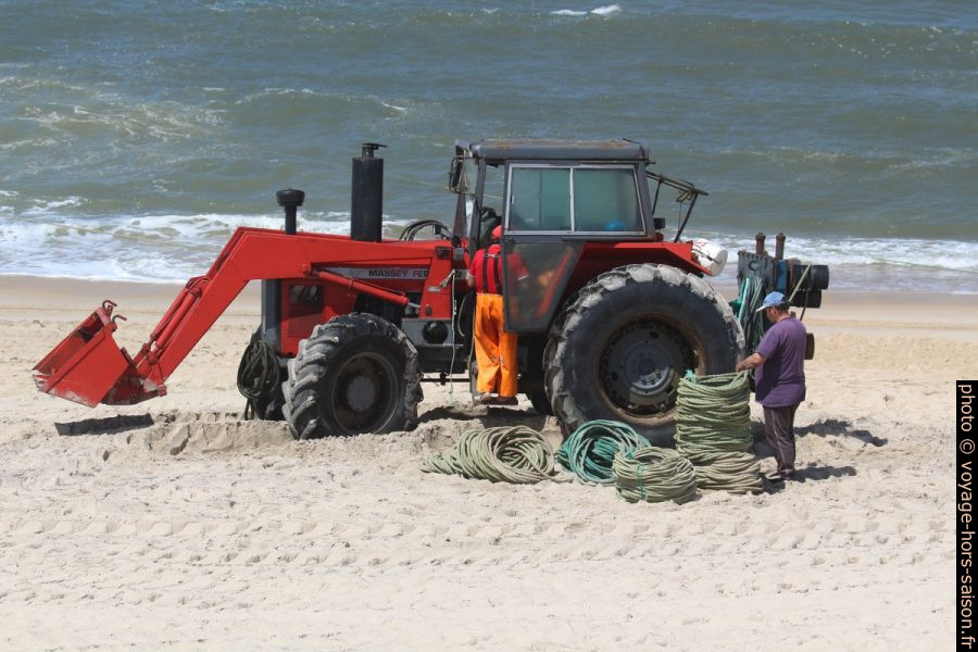 Un tracteurs Massey Ferguson rouge sur la Praia de Mira. Photo © André M. Winter