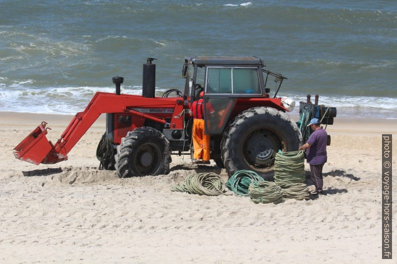 Un tracteurs Massey Ferguson rouge sur la Praia de Mira. Photo © André M. Winter