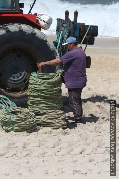 Un pêcheur pose les cordes en rouleaux cylindriques. Photo © André M. Winter