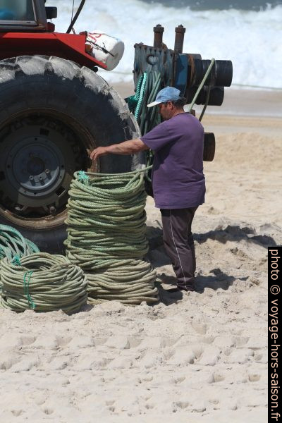 Un pêcheur pose les cordes en rouleaux cylindriques. Photo © André M. Winter