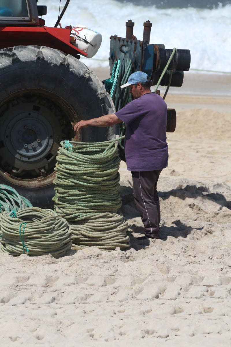 Un pêcheur pose les cordes en rouleaux cylindriques. Photo © André M. Winter