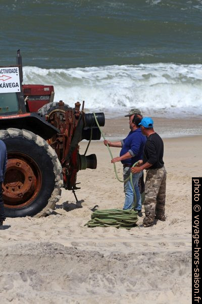 Système de treuil pour tirer les filets de pêche sur la plage. Photo © André M. Winter