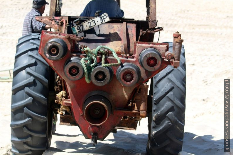 Systeme de treuil avec poulies en caoutchouc sur un tracteur. Photo © André M. Winter
