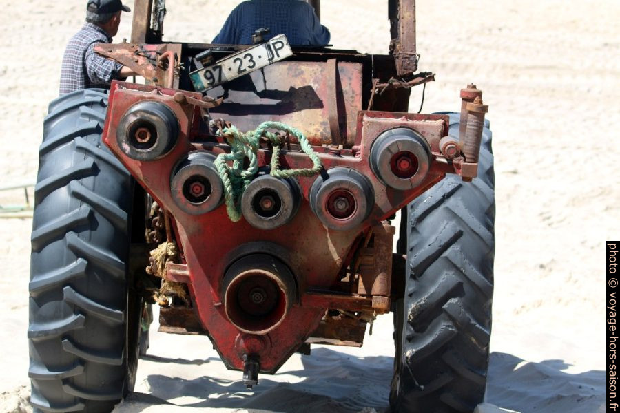 Systeme de treuil avec poulies en caoutchouc sur un tracteur. Photo © André M. Winter