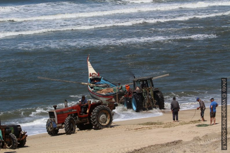 Un tracteur dans l'eau pour pousser la barque de pêcheurs Lago do Mar. Photo © André M. Winter