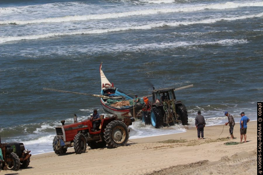 Un tracteur dans l'eau pour pousser la barque de pêcheurs Lago do Mar. Photo © André M. Winter