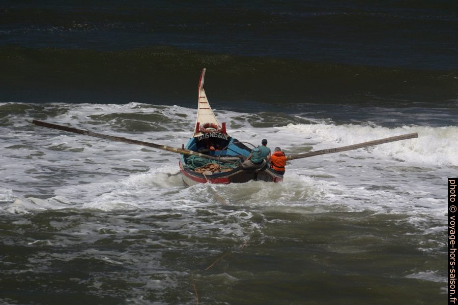 La barque Lago do Mar sort en croisant les vagues déferlantes. Photo © André M. Winter