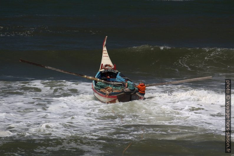 La barque Lago do Mar croise les vagues déferlantes. Photo © André M. Winter