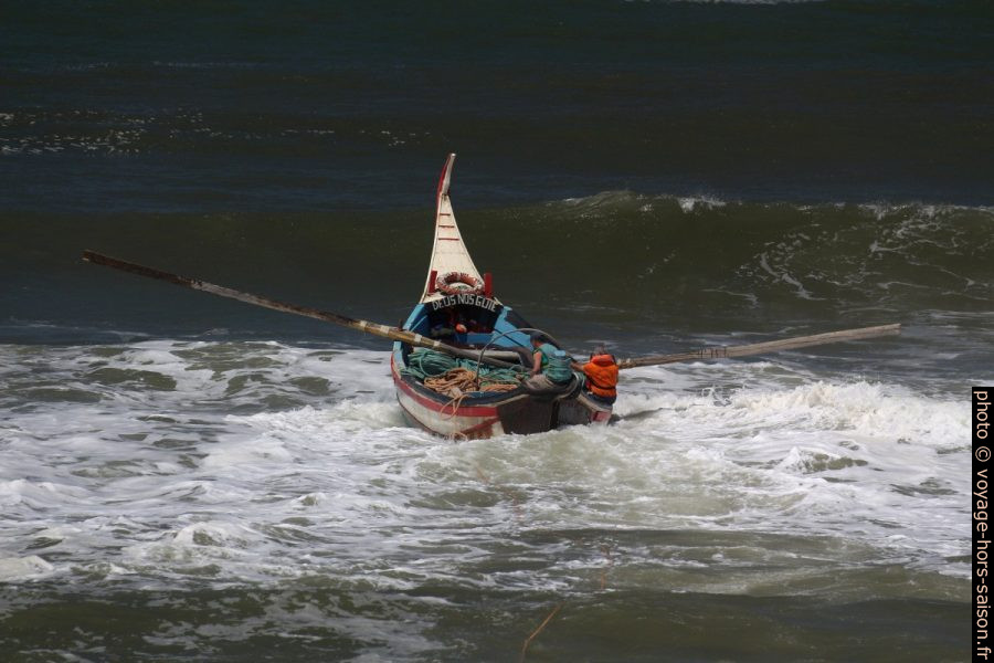 La barque Lago do Mar croise les vagues déferlantes. Photo © André M. Winter