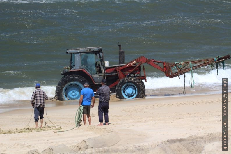 Un tracteur pour pousser une barque s'est ensablé sur la Praia de Mira. Photo © André M. Winter
