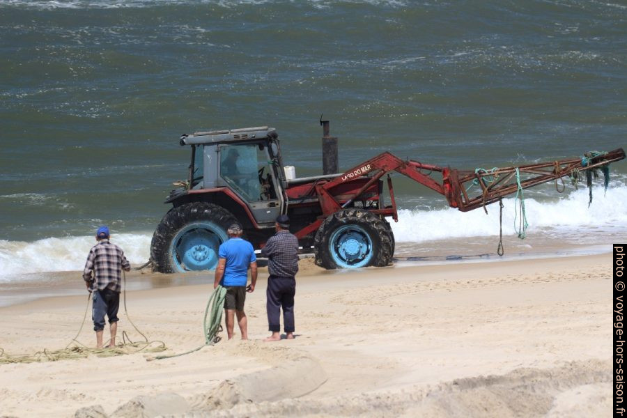 Un tracteur pour pousser une barque s'est ensablé sur la Praia de Mira. Photo © André M. Winter