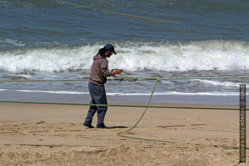 Un pêcheur noue des cordages. Photo © André M. Winter