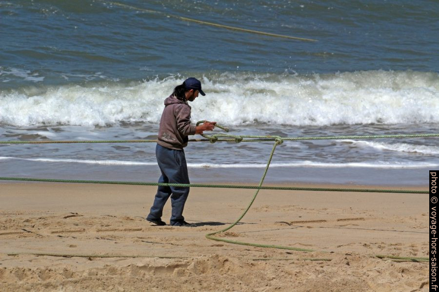 Un pêcheur noue des cordages. Photo © André M. Winter