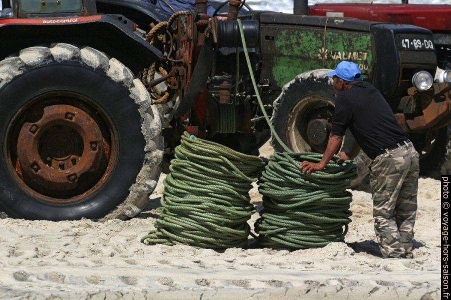 Un pêcheur a posé les cordes en rouleaux cylindriques. Photo © André M. Winter