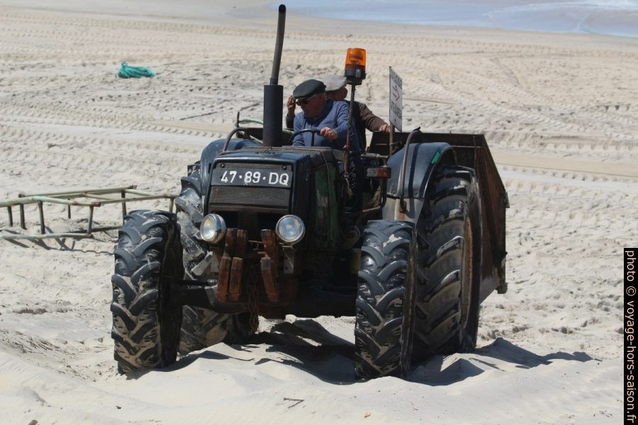 Tracteur Valmet 4600 des années 1990 sur la Praia de Mira. Photo © André M. Winter
