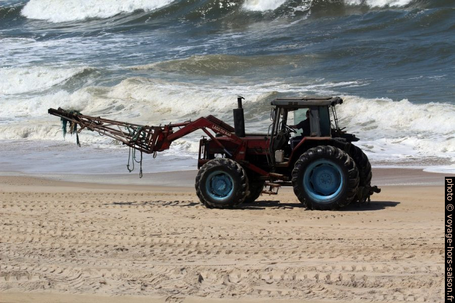 Un tracteur doté d'une fourche pour pousser des barques à la mer. Photo © André M. Winter