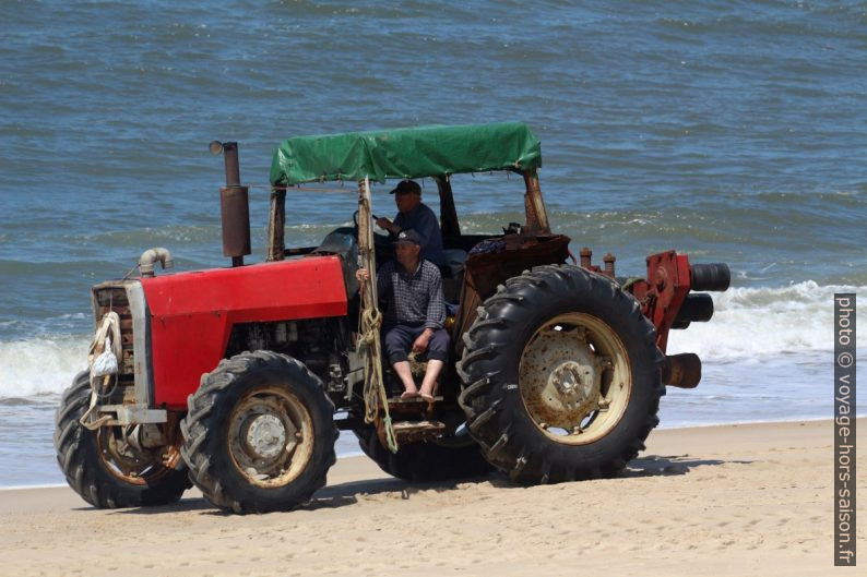 Vieux tracteur rapiécé sur la Praia de Mira. Photo © André M. Winter