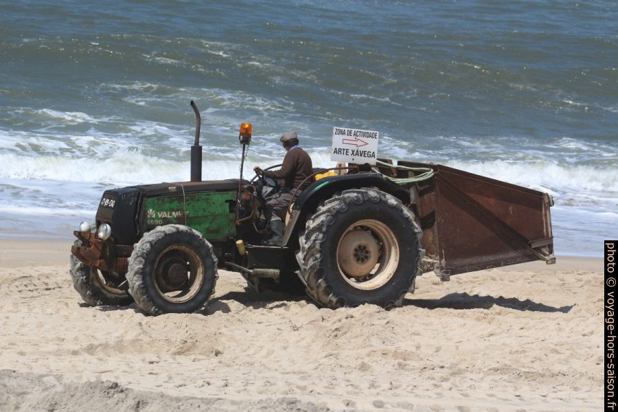 Tracteur Valmet 4600 des années 1990 sur la plage de Mira. Photo © André M. Winter