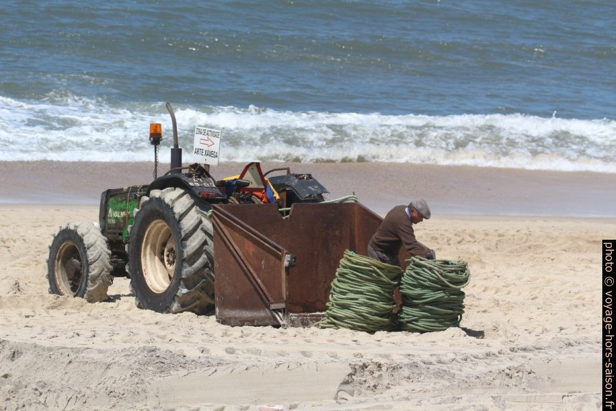 Un pêcheur charge des rouleaux de cordages sur son tracteur Valmet 4600. Photo © André M. Winter
