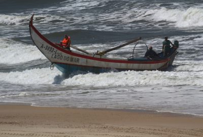 La barque de pêcheurs Lago do Mar arrive sur la Praia de Mira. Photo © André M. Winter