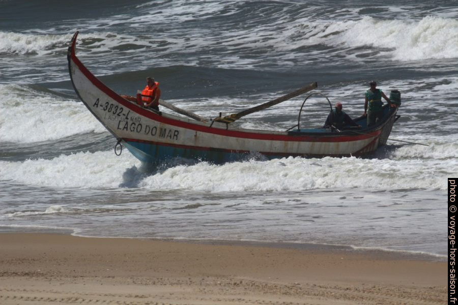 La barque de pêcheurs Lago do Mar arrive sur la Praia de Mira. Photo © André M. Winter