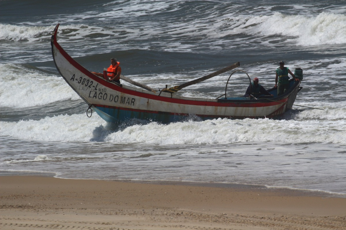 La barque de pêcheurs Lago do Mar arrive sur la Praia de Mira. Photo © André M. Winter