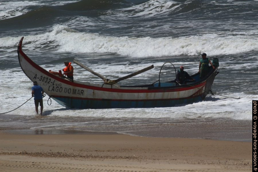La barque de pêcheurs Lago do Mar calée sur la plage et prête à être treuillée. Photo © André M. Winter