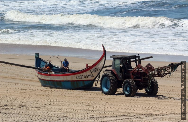 La barque de pêcheurs Lago do Mar treuillée par un tracteur. Photo © André M. Winter