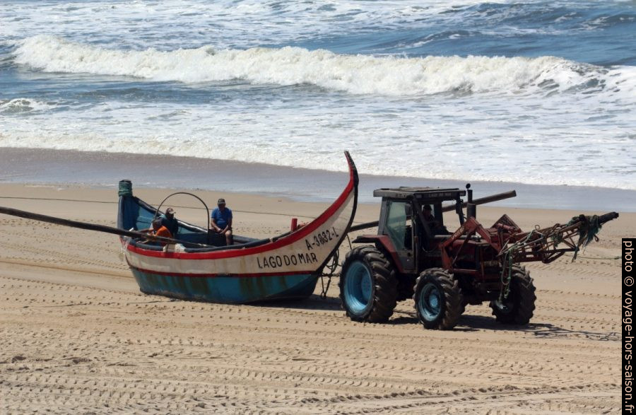 La barque de pêcheurs Lago do Mar treuillée par un tracteur. Photo © André M. Winter