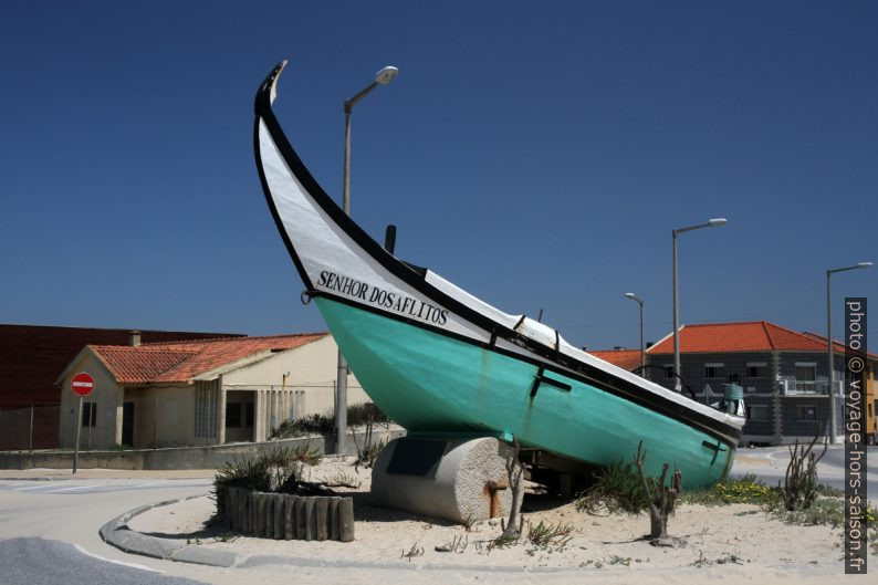 Monument aux pêcheurs avec une barque de pêche xávega . Photo © André M. Winter