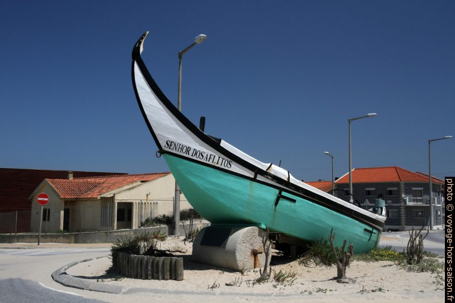 Monument aux pêcheurs avec une barque de pêche xávega . Photo © André M. Winter