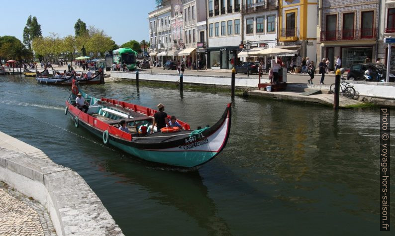 Une barque pour touristes sur le canal d'Aveiro. Photo © André M. Winter