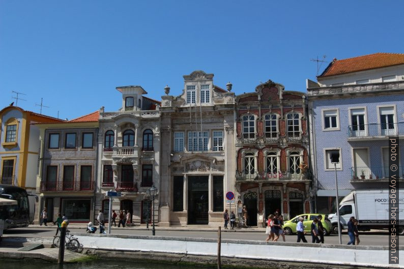 Maisons Art Nouveau sur le Canal d'Aveiro. Photo © André M. Winter