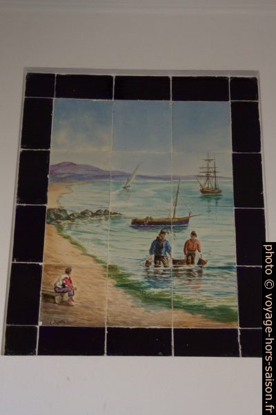 Azulejo montrant la pêche dans le lagon. Photo © Alex Medwedeff
