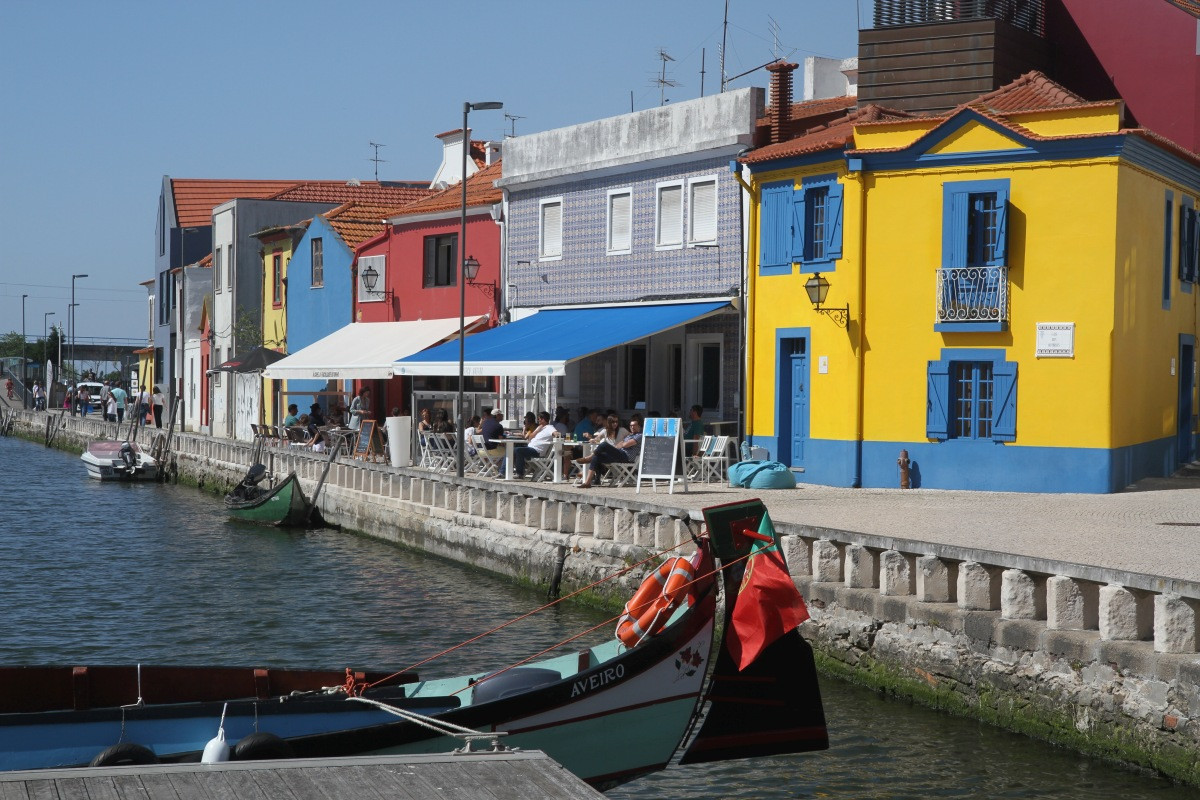 Anciens entrepôts de sel du Canal de São Roque. Photo © Alex Medwedeff