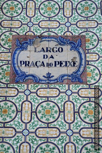 Panneau de rue en azulejo Largo da Praça do Peixe. Photo © Alex Medwedeff