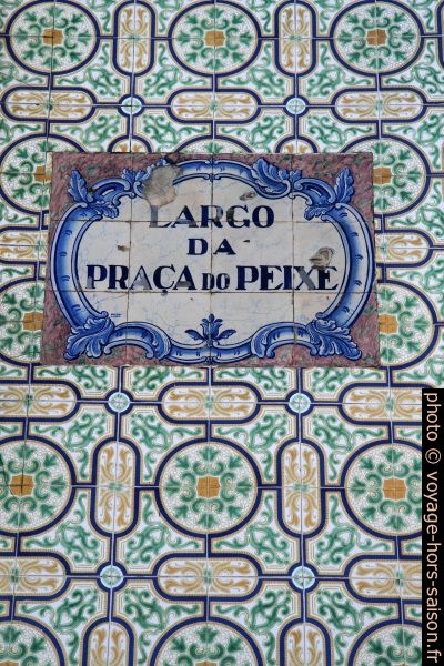 Panneau de rue en azulejo Largo da Praça do Peixe. Photo © Alex Medwedeff