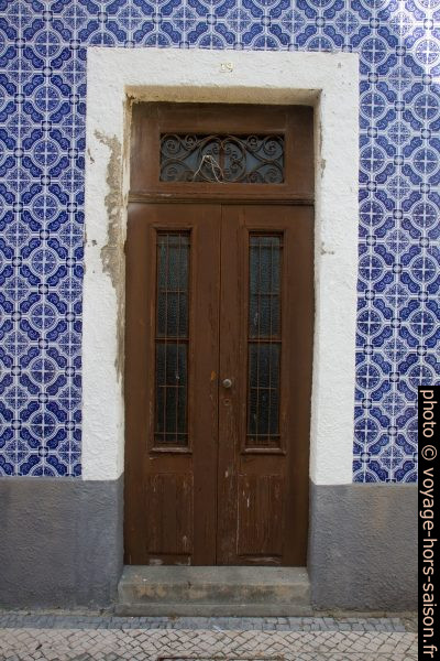 Une porte d'une maison couverte de carreaux bleus. Photo © Alex Medwedeff