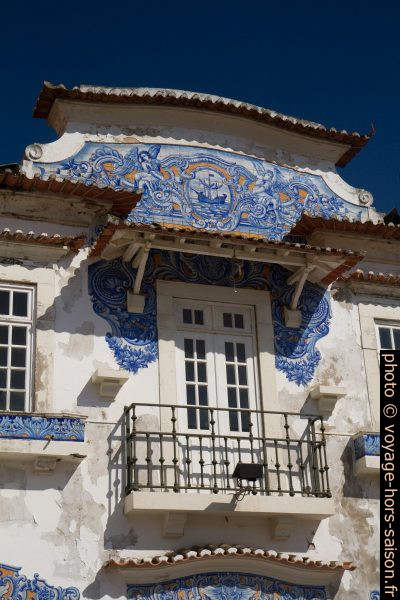 Fronton et balcon décorés d'azulejos de l'ancienne gare de Aveiro. Photo © Alex Medwedeff
